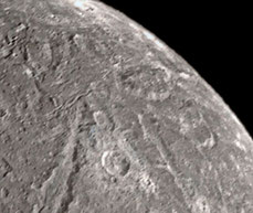 Ariel besitzt sehr viele Canyons und Risse.