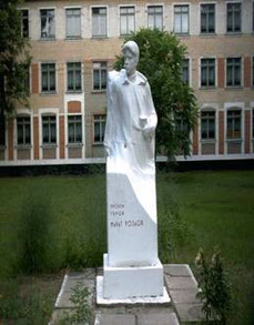 Памятник пионеру-герою Марату Козлову  