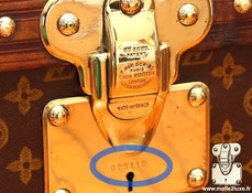   On the brass locks a key number is engraved. The number is specific to a customer and allows its owner to redo edit a key in the event of loss. It is a way to know the time of manufacture of a trunk, even if there are special cases.