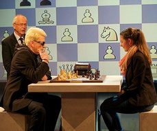 Heino stellt sich und beeindruckt beim Schach