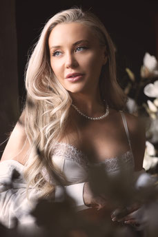 Bridal boudoir, bruidskapsel, bruidsmake-up, bruidsboudoir, witte lingerie, parelketting, bruidscadeau