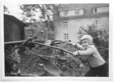 Frank Butschbacher am "Agria", das Feld pflügend. Vermutlich Herbst 1964 (Foto: S. Butschbacher)