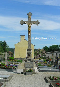 Friedhofskreuz Heinrichs © Mag. Angelika Ficenc
