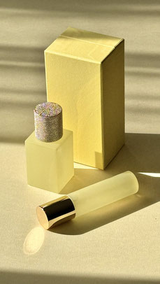 香水瓶にあわせた専用化粧箱