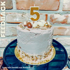 Schokotorte zum Kindergeburtstag mit goldener Kerze