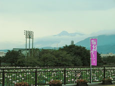 妙高山を望む、夏の高田城趾公園