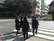 感受性トレーニングのワーク(教室外)風景