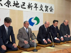 上大原下自治会　新年交賀会での祝謡の様子