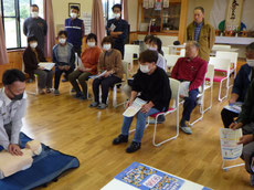 上大原下自治会　一関北消防署を講師に救急救命講習を受ける様子