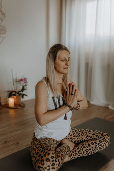 Vinyasa Flow Yoga-Übung im Yogaroom Ganesha