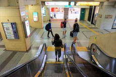 阪急神戸三宮駅西改札口エスカレーター　写真