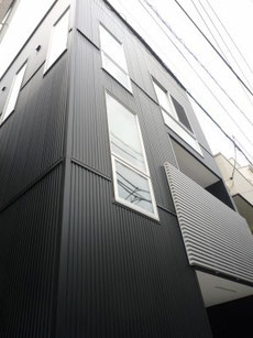 黒いガルバリウム鋼板の外観
