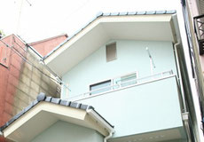 瓦葺きの切妻屋根