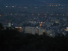 　　　奥社から降りて本宮で見る夜景