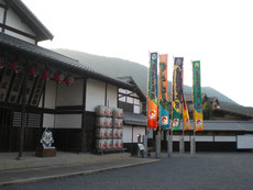 (両側は武士やお金持ち用の入口)