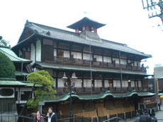 裏から見る道後温泉本館