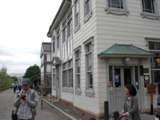 その昔町役場として使われた建物