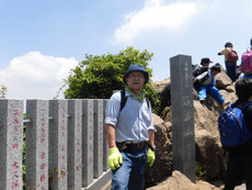 山頂では記念撮影の時間待ちも・・・