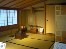 この部屋の右側から切り込まれた。