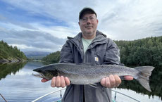 Lachse angeln in Norwegen, mittlerer Fluss, Meerforelle mit Blinker