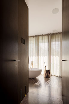 Architektur von Stephan Maria Lang, House GR31 Masterbad mit Badewanne und Blick