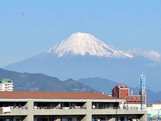 当施設屋上より望む富士山