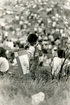 Niño jugando con volantín en el Cerro Chena (1955). AHCSB, Fondo Fotográfico César Disi.