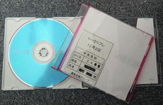 ▲ CD化によって、聞く人にとっても、商品分類ごとの頭出しが容易になるなどのメリットが生まれています。ケースには「トークリプレ」という点字テープも。