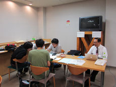 高知工科大のオフィス。 立花専務の横で学生委員の皆さんが勉強していました