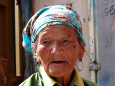 Visage d'une femme mongole au marché