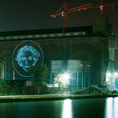 Susanne Koheil und Günter Wintgens, Hafenarbeiter – From Dusk Til Dawn, Lichtprojektion im Außenraum, Stadthafen Münster