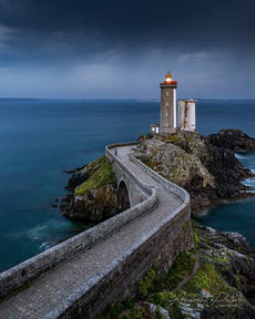 Vue panoramique du Phare du Petit Minou, avec son éclat lumineux se projetant au loin.