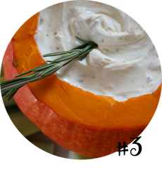 Bild: Rohkostplatte als Partyfood mit Dip aus dem Kürbis - leckeres und einfaches Rezept für den Herbst und Halloween; gefunden auf www.Partystories.de