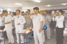 石垣島製糖の操業終了を祝って乾杯する関係者=23日午後、同社食堂