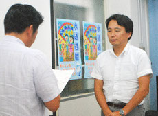 中山市長から新庁舎建設基本計画策定の諮問を受ける策定委員会の神谷委員長=23日午後、市水道部庁舎