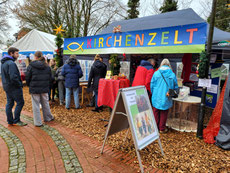 Foto (Christine Gevers): Gut besuchtes Kirchenzelt