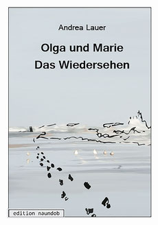Zu sehen: Das Cover vom Buch: "Olga und Marie-Das Wiedersehen". Grau mit weißem Rand, unten Links das Verlagslogo, oben Mittig der Titel, Im Hintergrund ein Foto vom Meer, darauf eine Skizze, Fußspuren, die am Meer entlang laufen, 2 Frauen im Hintergrud