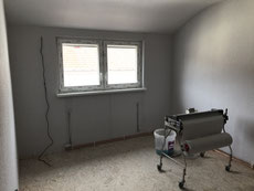 Dachzimmer mit neuem Fenster , Boden und Wände sind bereits aufgearbeitet..