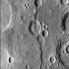 Discovery Rupes durchzieht den 58 Kilometer großen Krater Remeau.