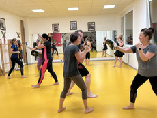 Frauen und Mädchen unterschiedlicher Altersgruppen beim Selbstverteidigung Workshop im Miko Trainingsstudio St. Pölten