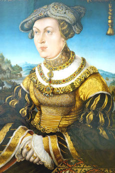 'Maria Jacobäa Duchess of Bavaria' wearing rich gold jewellery, Hans Wertinger, 16th century, Alte Pinakothek München. Photo: Epochs of Fashion