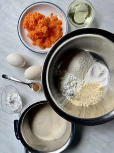 Zutaten für glutenfreien Karottenkuchen: Reismehl, Buchweizen, Mandeln und frische Karotten