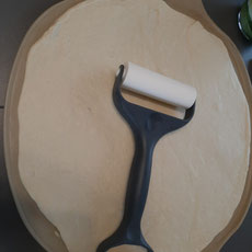 Teig ausrollen mit dem Teigroller von Pampered Chef®