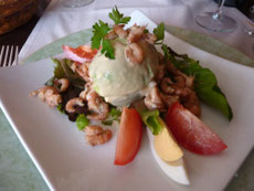 グレーの小エビ　アボカド詰め。アボカドの中には驚くほどたくさんの小エビが詰めてある。