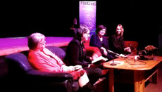 Foto der Autorinnen Alex Roller, Anke Küpper und Anja Marschall mit der Gesprächsführerin Ines Müller-Hansen beim Ostsee-Krimifestival