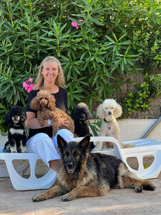  Mein Name ist Alexandra Voigt, ich bin 41Jahre alt, studierte Tierpsychologin und Hundeverhaltenstrainerin.   Ich lebe mit meinem Mann, unseren 3 Kindern, 3 Wellensittichen, 3 Meerschweinchen und 3 k