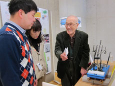 水上自転車の試作品を説明する後藤新太郎さん