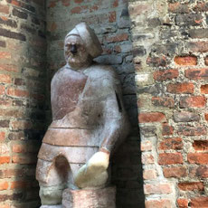 der steinerne Mann, direkt an der historischen Augsburger Stadtmauer