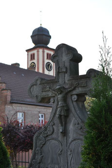 Blick vom "neuen" Friedhof zum ehem. Schulhaus und Pflaumheimer Kirche