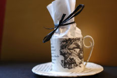 Kaffeegeschirr (Papier mit Lyrikbuch-Seiten / an Privat)